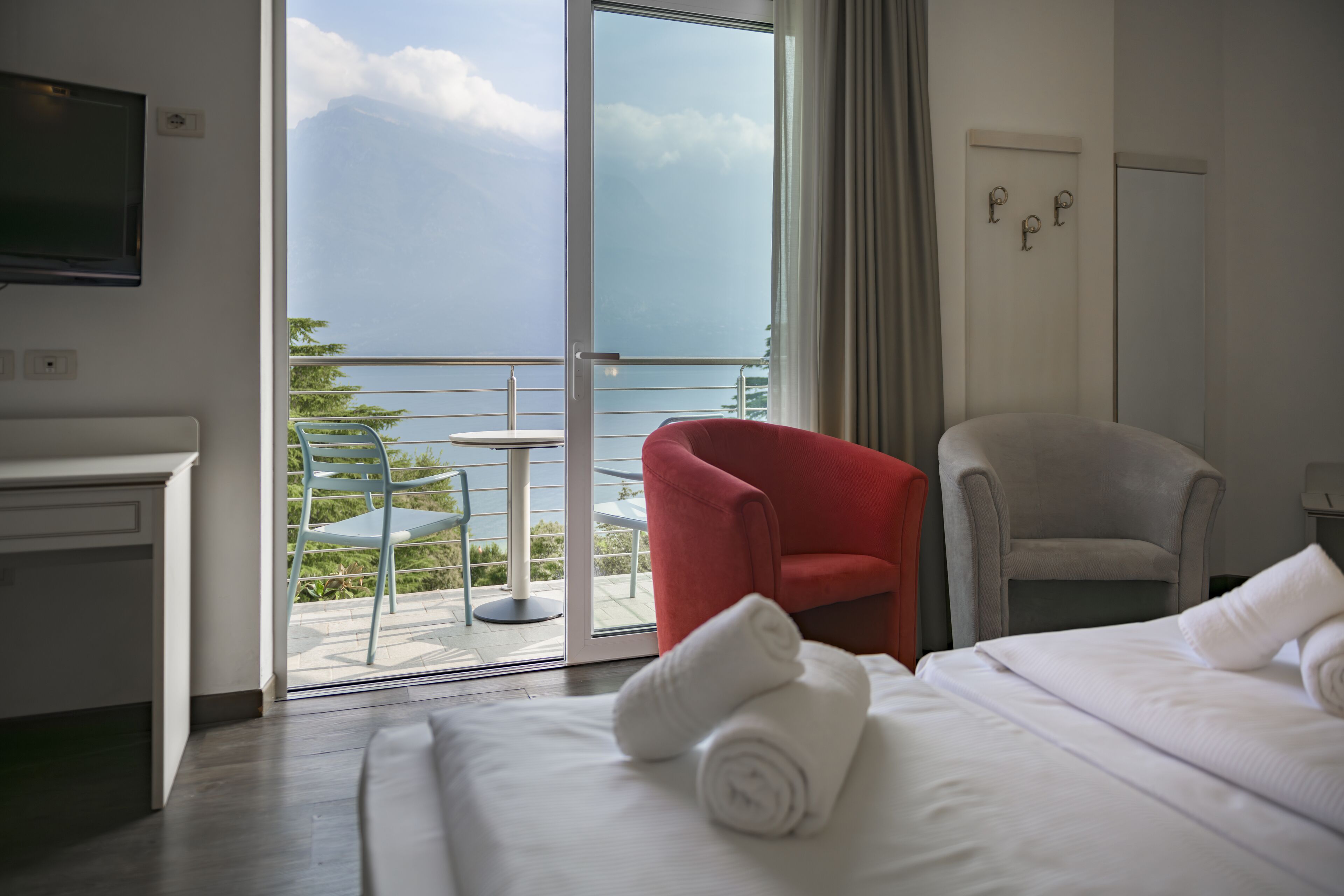 1 bedroom, down duvets, minibar, in-room safe