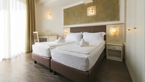 A double bed with two nightstands, a large mirror, and a wall-mounted light fixture. - Hotel Sogno del Benaco (Limone sul Garda)