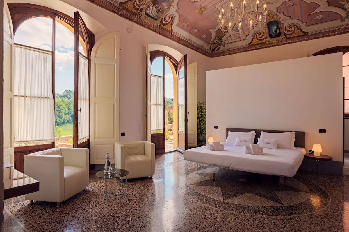 Junior Suite, 1 Bedroom, Patio | 1 bilik tidur, cadar Frette Itali, katil Select Comfort, bar mini