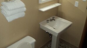 Badkamer met wastafel