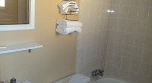 Kombinasi shower/bathtub dan handuk