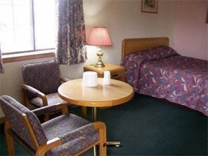 Room, 1 Queen Bed | Living area | TV - Oasis Motel (Niagara Falls)