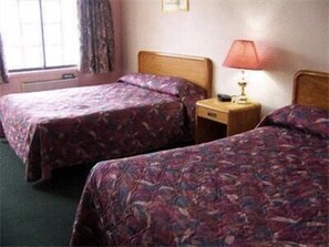Room, 2 Queen Beds | Desk, soundproofing, bed sheets - Oasis Motel (Niagara Falls)