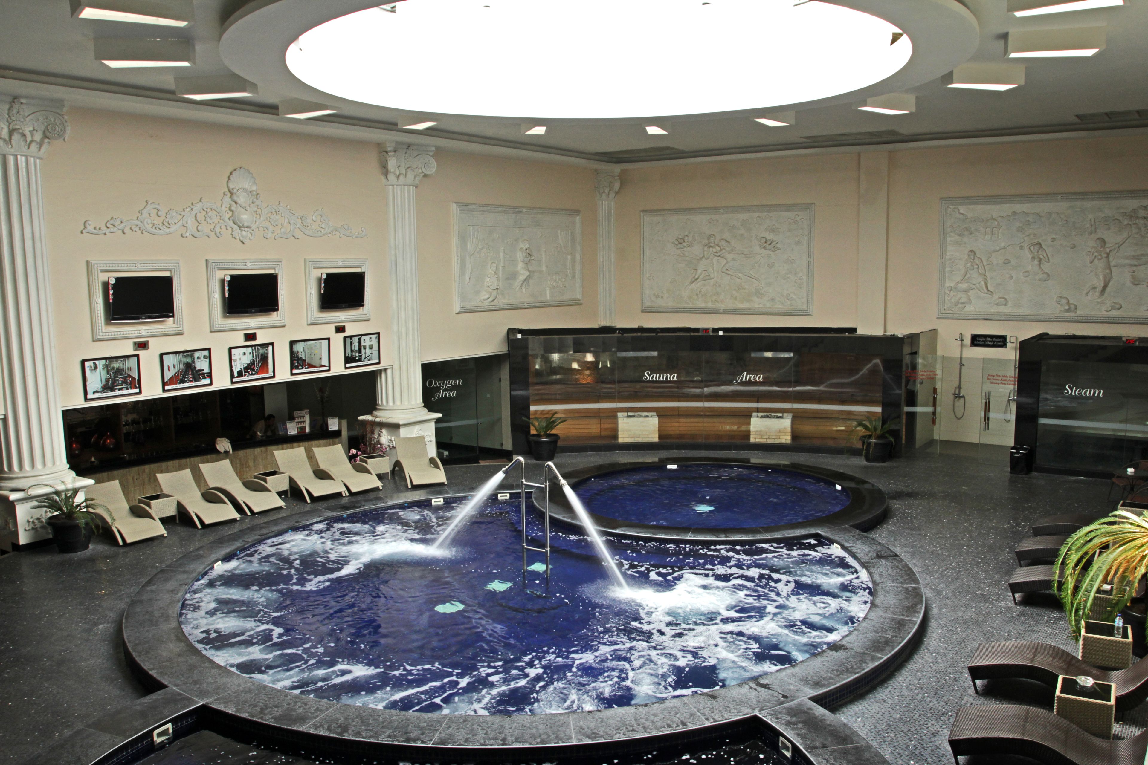 Sauna, hot tub, massage/treatment rooms