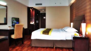 Superior Room | Minibar, in-room safe, desk, iron/ironing board