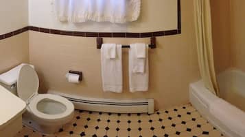 Standard Room, 1 Queen Bed, Non Smoking | Bathroom