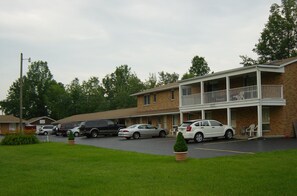 Exterior - Chateau Motor Lodge (Grand Island)