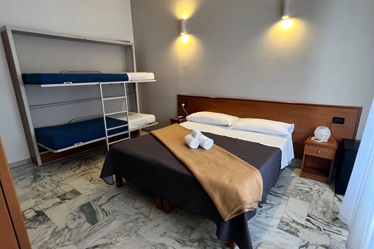 Individually furnished, desk, free WiFi, bed sheets