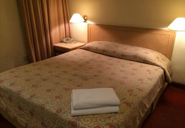 Desk, iron/ironing board, rollaway beds, free WiFi - Mandarin Pacific Hotel (Kuala Lumpur)