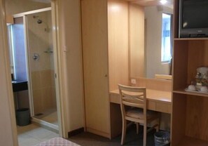 Bureau, fer et planche à repasser, lits pliants/supplémentaires