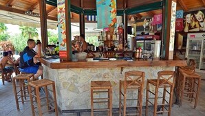Bar junto a la piscina