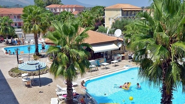 2 piscinas techadas, una piscina al aire libre de temporada, sombrillas