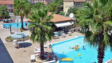 2 piscinas cubiertas, una piscina al aire libre de temporada, sombrillas