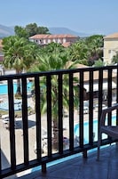 Estudio, vistas a la piscina | Balcón