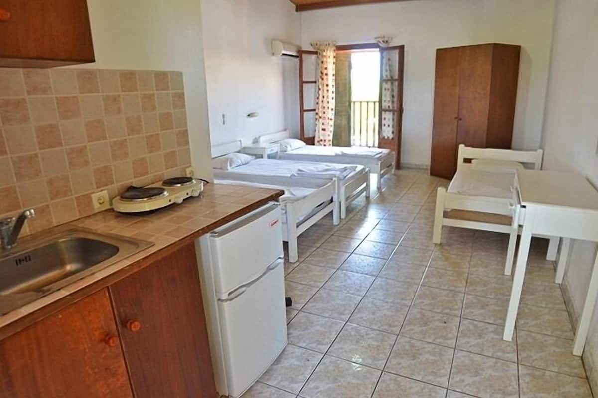 Monolocale, vista piscina | Culle/letti per bambini (gratuiti), letti aggiuntivi