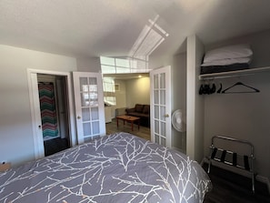 Standard Suite | Phòng cách âm, bàn ủi/dụng cụ ủi quần áo 