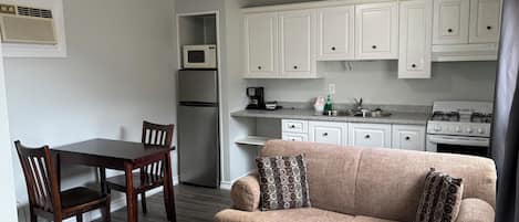 Standaard huisje | Een bureau, geluiddichte muren, een strijkplank/strijkijzer