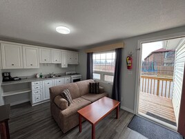 Escritorio, sistema de insonorización y tabla de planchar con plancha 