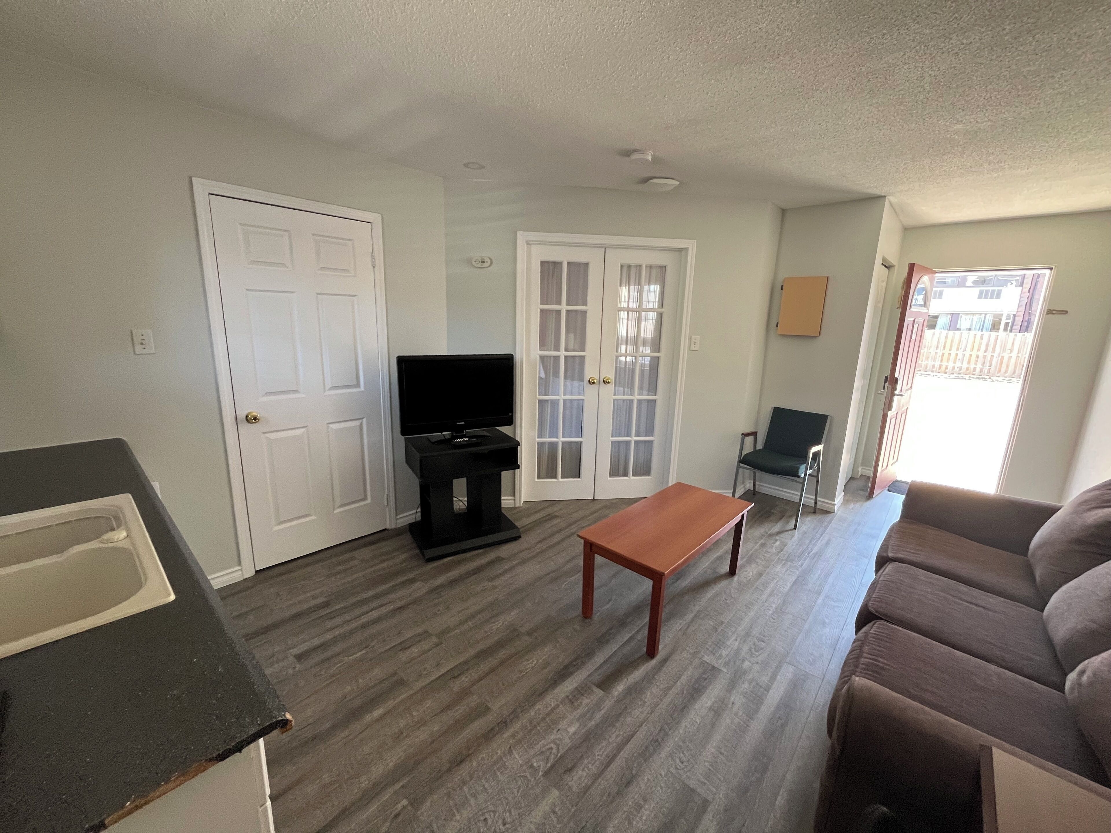 Standard Suite | Soundproofing, iron/ironing board, free wired Internet, bed sheets