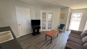Standard Suite | Soundproofing, iron/ironing board, free wired Internet, bed sheets
