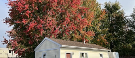 Cottage, 2 Bedrooms | Desk, soundproofing, iron/ironing board, free wired internet