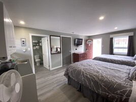 Escritorio, sistema de insonorización y tabla de planchar con plancha 