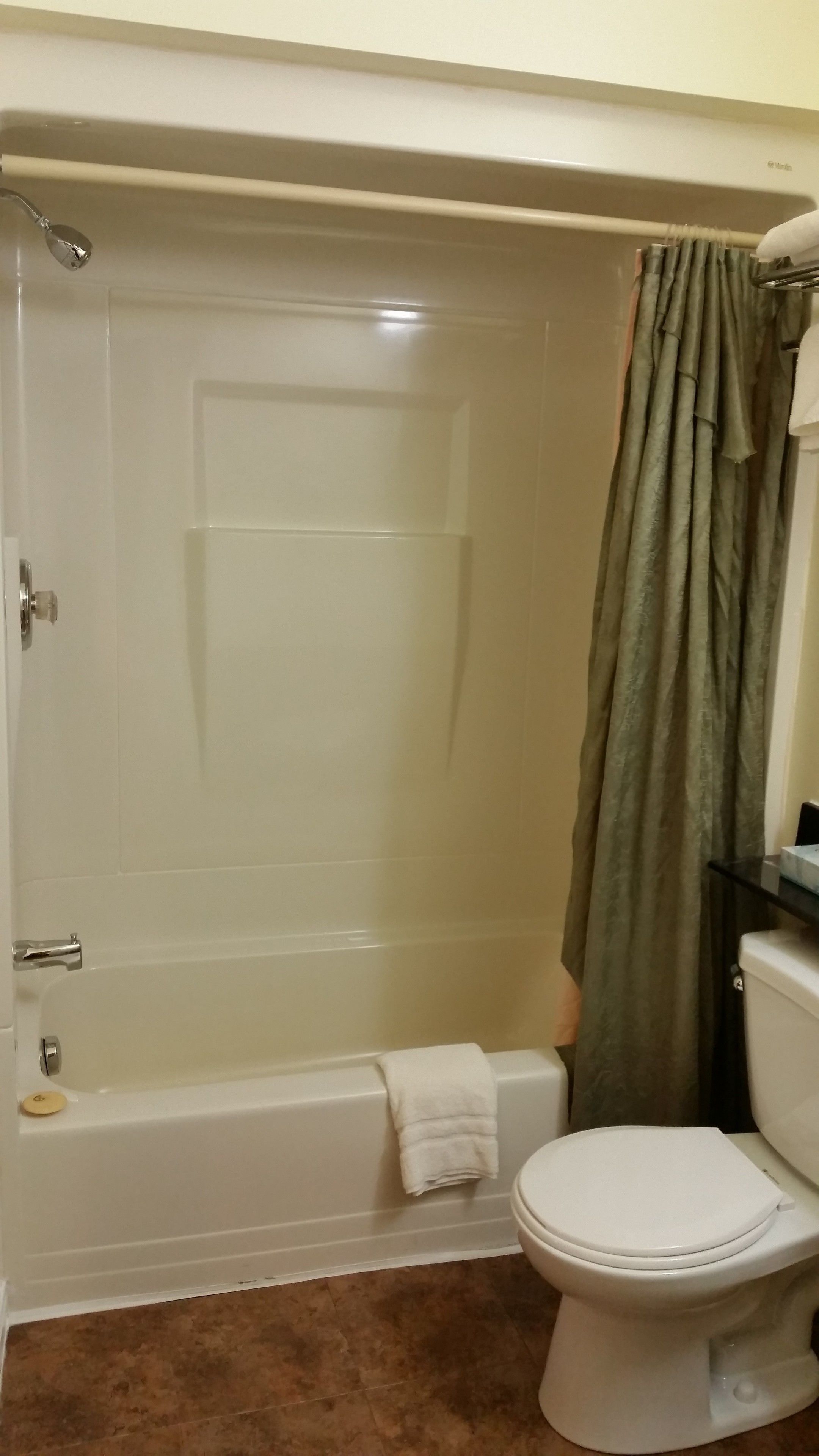 Ein Badezimmer mit Badewanne, Toilette und Duschvorhang.