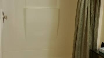 Ein Badezimmer mit Badewanne, Toilette und Duschvorhang.