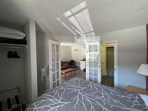 Standard Suite | Soundproofing, iron/ironing board, free wired internet, bed sheets - Lakeshore Suites (North Bay)