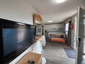 Cottage | Desk, soundproofing, iron/ironing board, free wired internet