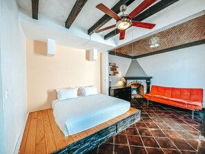 Suite | Luxe beddengoed, een kluis op de kamer, individueel gedecoreerd