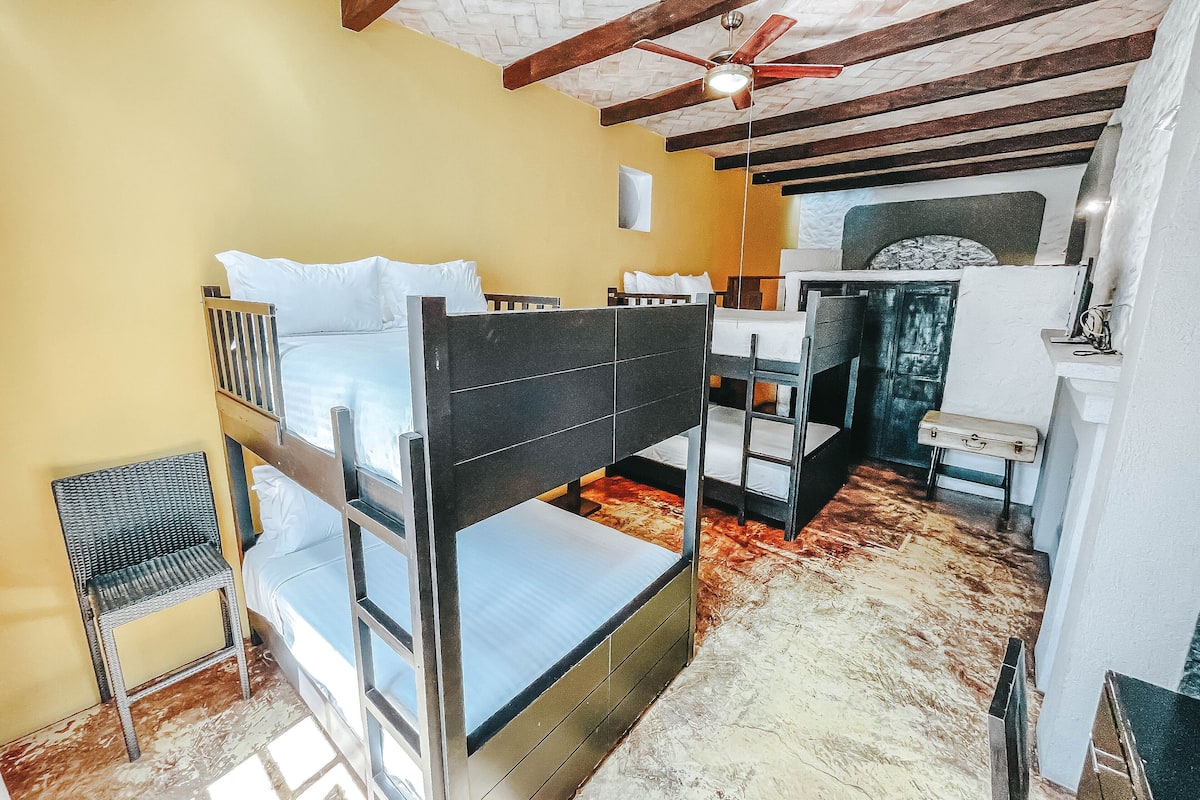Camera familiare | Biancheria da letto di alta qualità, una cassaforte in camera
