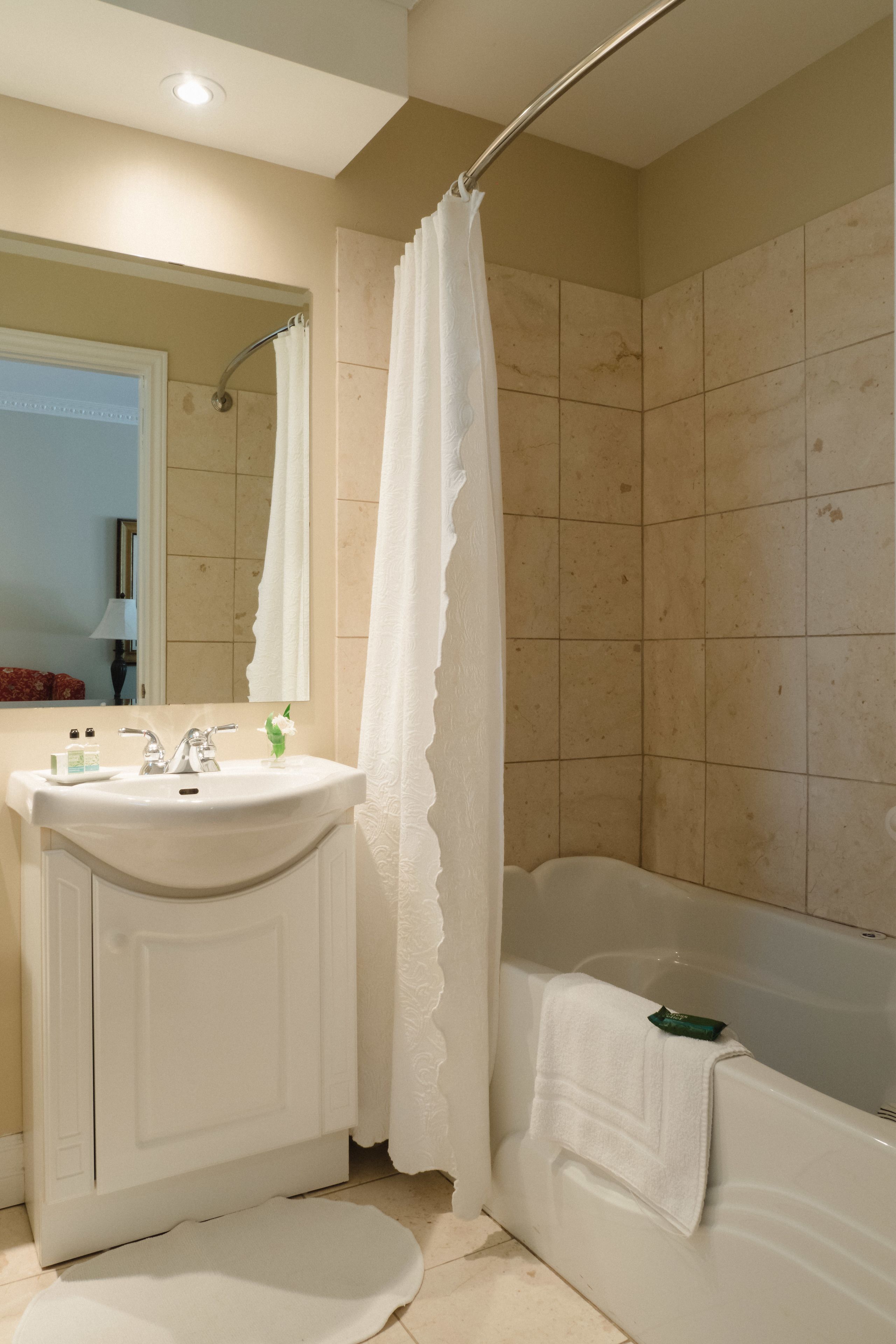 deluxe room | bathroom | combined shower/bathtub, designer toiletries, hair dryer, towels