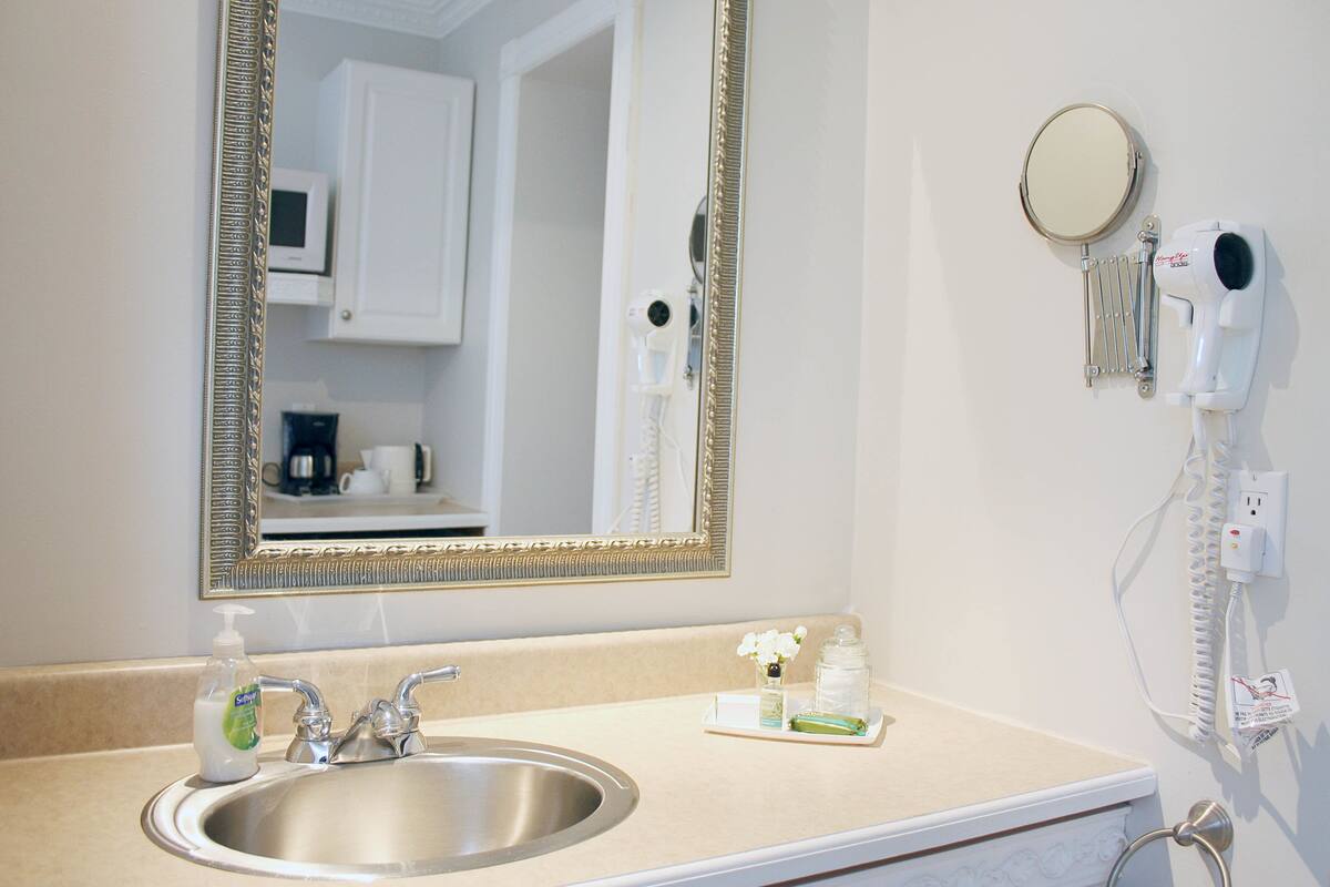 junior suite | bathroom amenities | combined shower/bathtub, designer toiletries, hair dryer, towels
