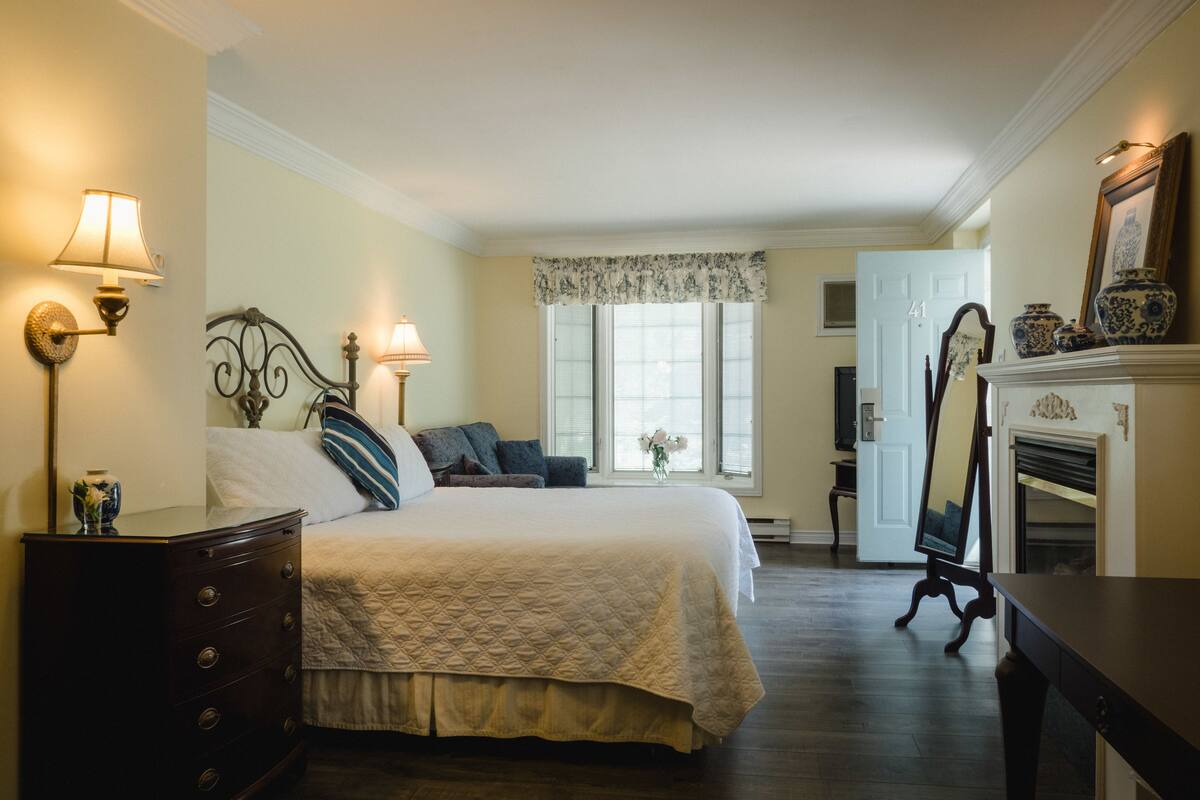 signature suite | living area | lcd tv, dvd player