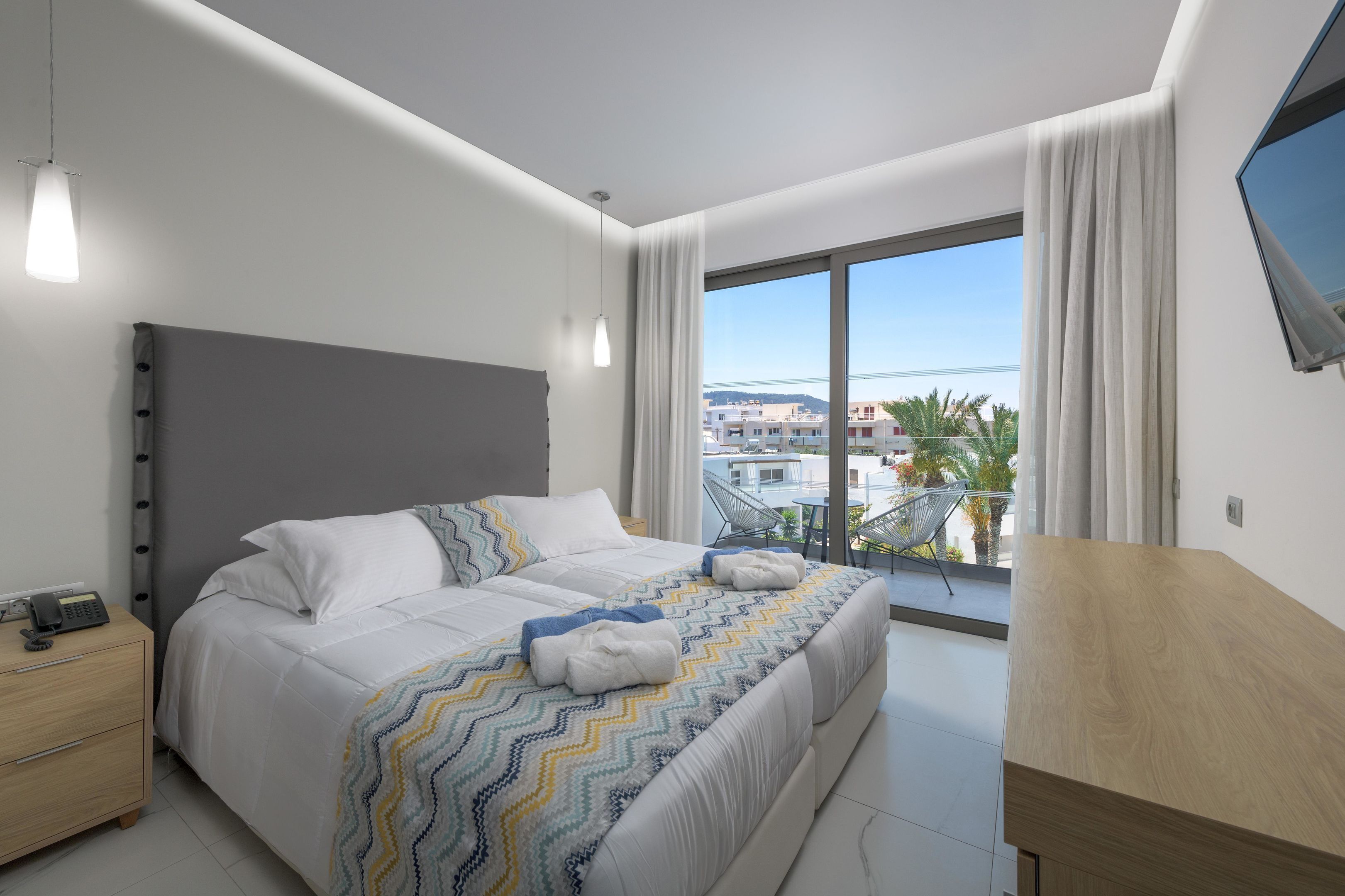 Superior Double Room, Sea View | In-room safe, bed sheets