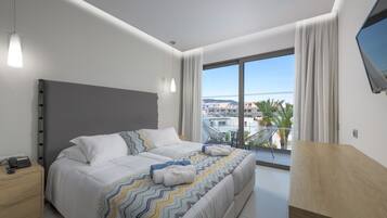 Superior Double Room, Sea View | In-room safe, bed sheets