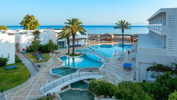 Ulkouima-allas, aurinkovarjoja, aurinkotuoleja