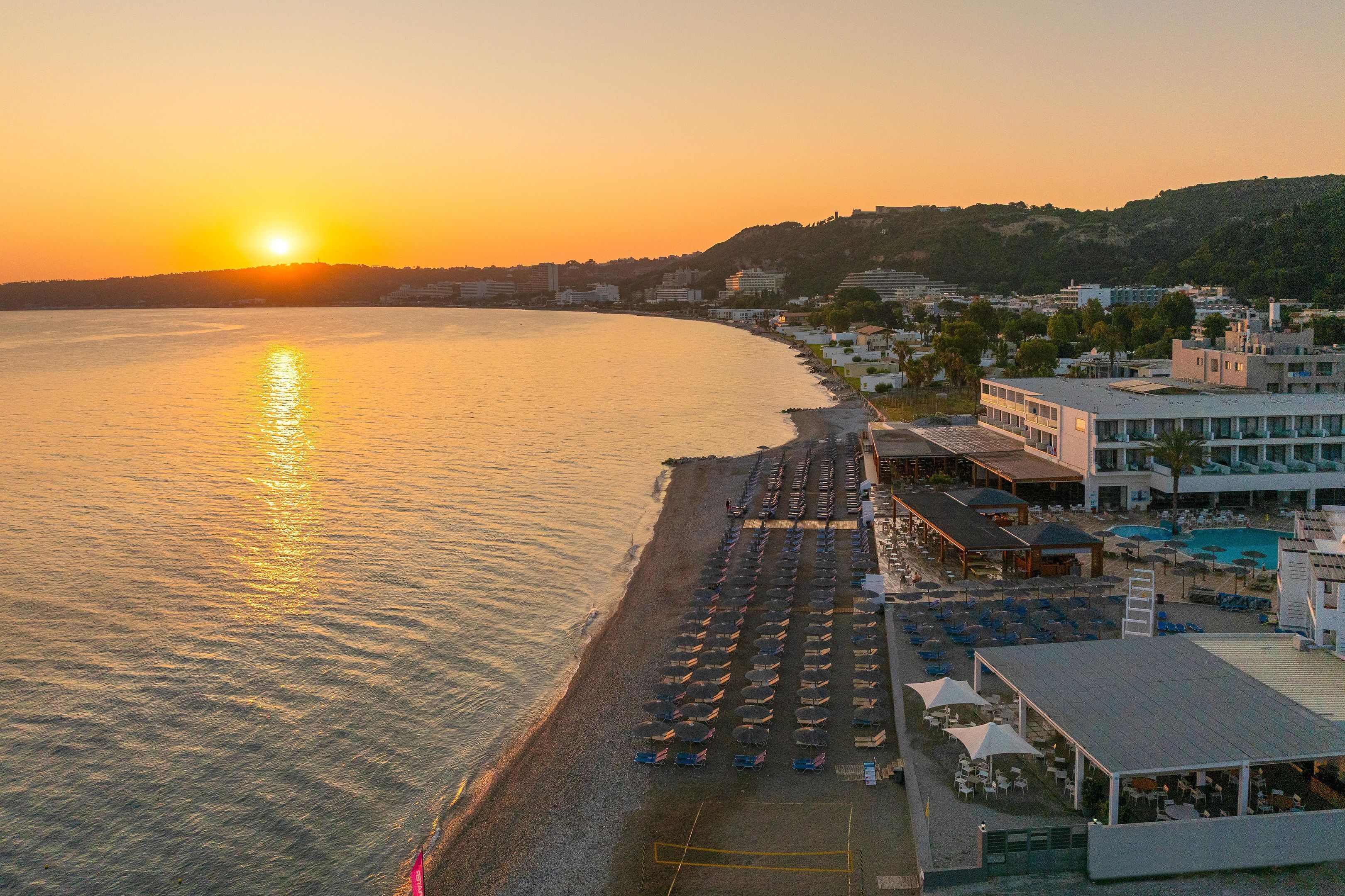 På stranden, strandhåndklær og sandvolleyball
