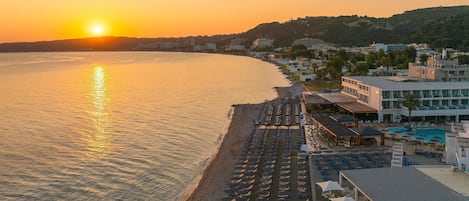 På stranden, strandhåndklær og sandvolleyball