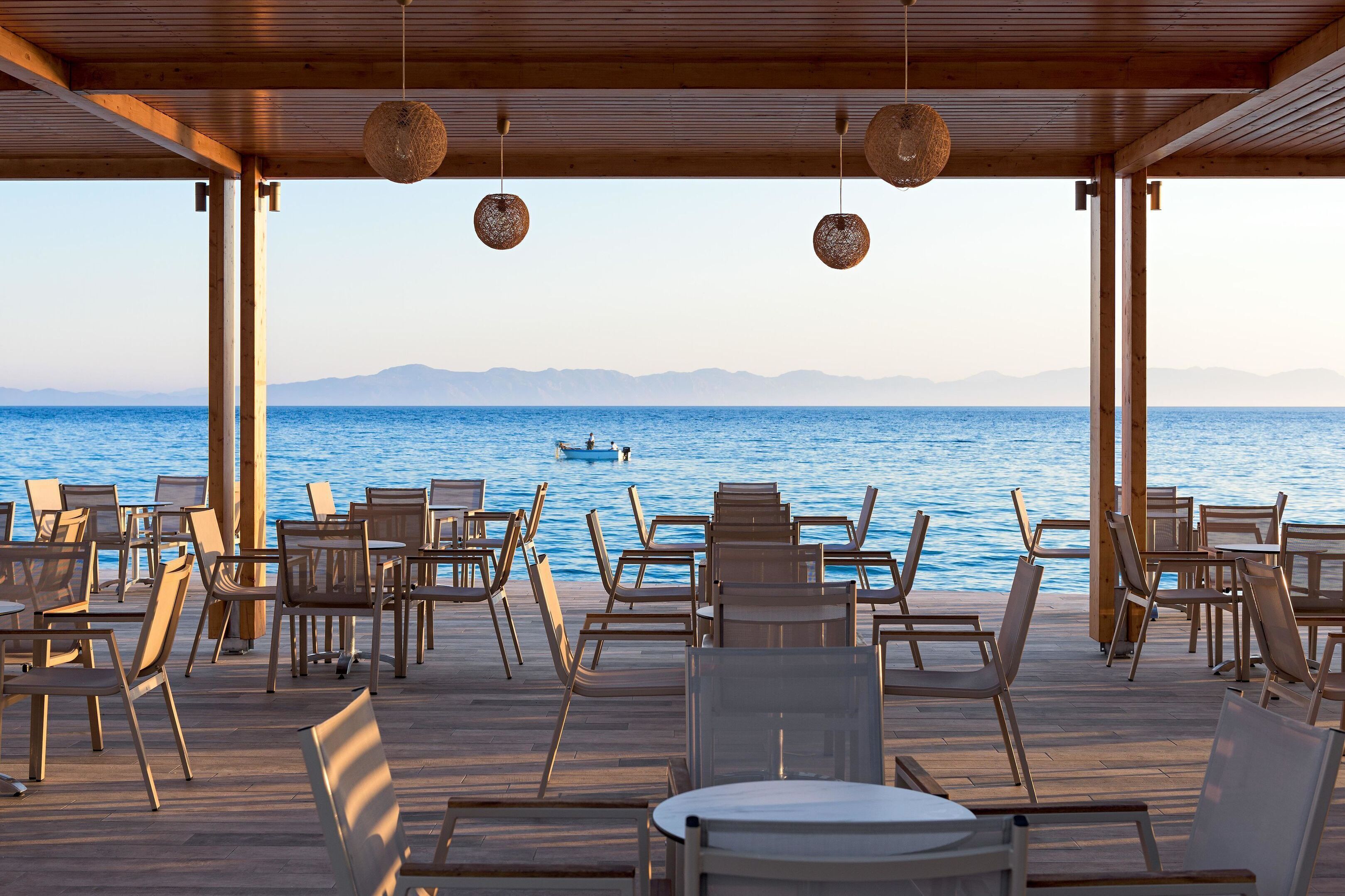 Lunch and dinner served, international cuisine