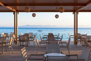 ランチ、ディナーに営業 (多国籍料理)