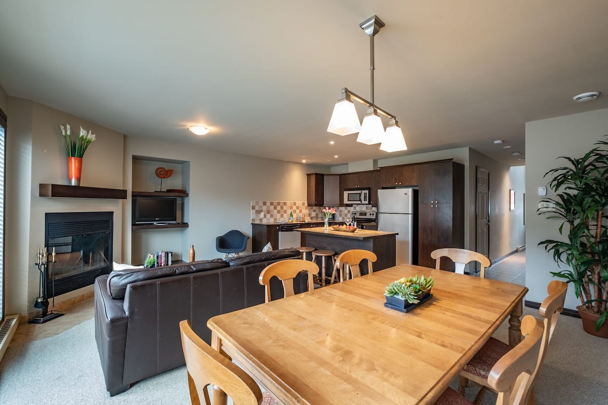 Borealis 235, 3 Bedroom Townhome | Área de sala de estar | Televisión de pantalla plana, chimenea y reproductor de DVD