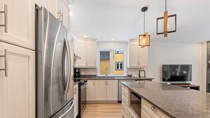 Borealis 236 , 3 Bedroom Townhome | Cocina privada | Cafetera y tetera, refrigerador, microondas y horno 