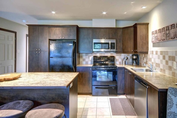 Casa de ciudad | Cocina privada | Refrigerador, microondas, horno y parrilla de estufa