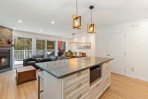 Borealis 236 , 3 Bedroom Townhome | 起居区 | 平板电视、壁炉、DVD 播放器