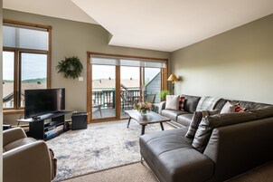 联排别墅 | 客厅 | 平板电视、壁炉、DVD 播放器