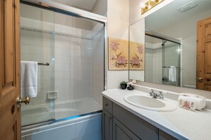 Clairiere 403 | Bathroom | Combined shower/tub, free toiletries, hair dryer, towels - La Clairiere - RVMT (Mont-Tremblant)