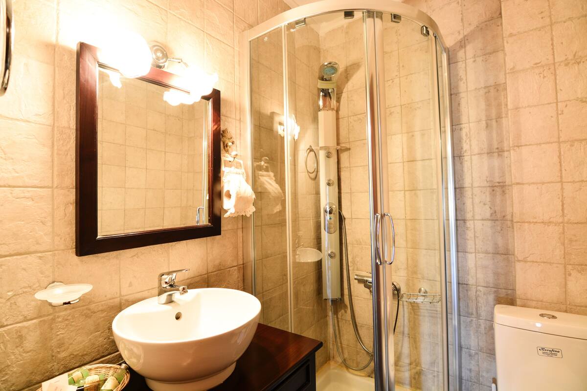 triple room, 2 bedrooms | bathroom | shower, free toiletries, hair dryer, slippers