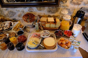 Bữa sáng buffet hàng ngày với phụ phí nhỏ